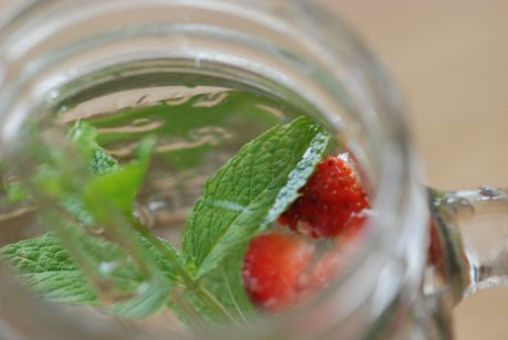 Minze und Erdbeeren im Wasserglas