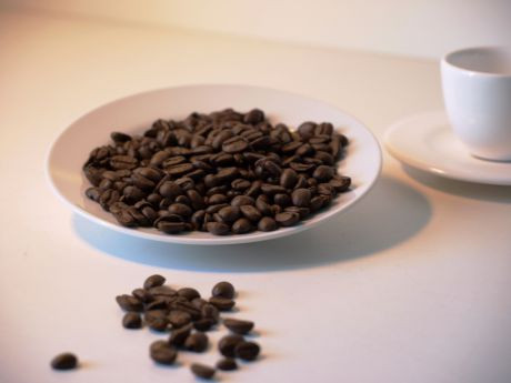 Kaffeebohnen auf einem Teller