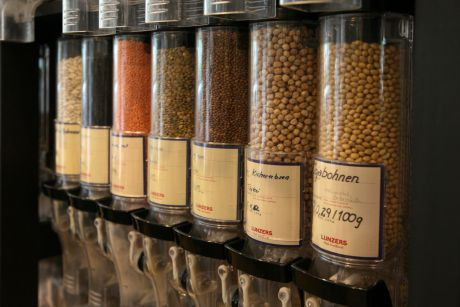 Gef&auml;&szlig;e mit verschiedenen H&uuml;lsenfr&uuml;chten in der mass-greisslerei.at