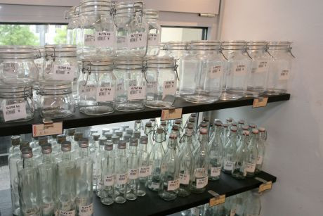 Bild vergrößern Glasfaschen und Einmachgläser in der mass-greisslerei.at