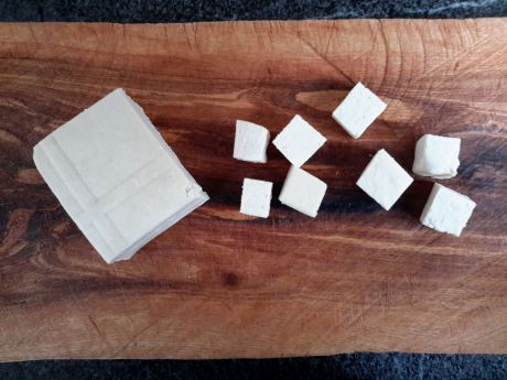 Bild vergrößern Tofu - ein Block und aufgeschnittener Tofu ohne Verpackung