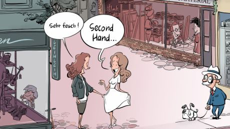 Bild vergrößern Eine Dame bewundert das Secondhand-Kleid einer anderen Frau.