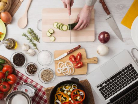 Gem&uuml;se wird auf einem Tisch geschnitten 