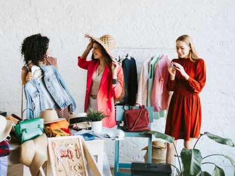 Bild vergrößern Frauen auf Kleidertauschparty