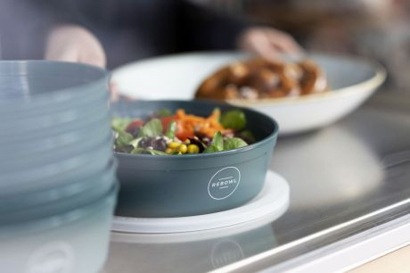 Bild vergrößern Rebowls mit Essen gefüllt