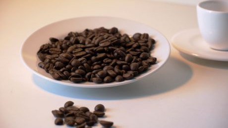 Kaffeebohnen auf einem Teller