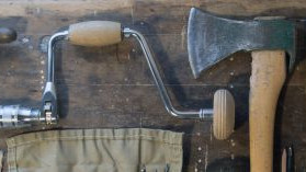 Werkzeug auf Hobelbank