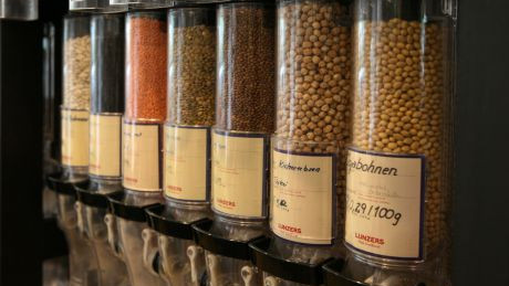 Gef&auml;&szlig;e mit verschiedenen H&uuml;lsenfr&uuml;chten in der mass-greisslerei.at