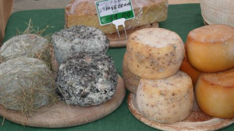 K&auml;sesorten auf Brettern am Markt