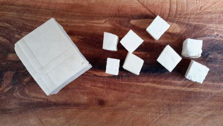Tofu - ein Block und aufgeschnittener Tofu ohne Verpackung