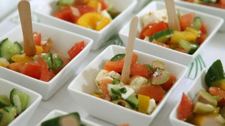 Salatsch&uuml;sseln am Buffet