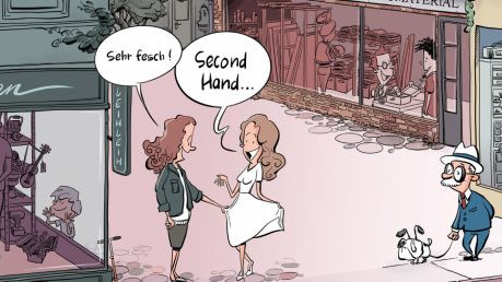 Eine Dame bewundert das Secondhand-Kleid einer anderen Frau.