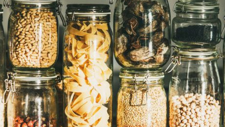 Gl&auml;ser gef&uuml;llt mit Getreide, Bohnen und Nudeln f&uuml;r die Vorratshaltung