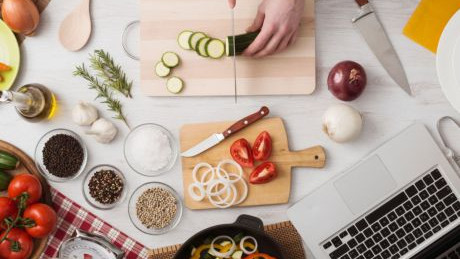 Gem&uuml;se wird auf einem Tisch geschnitten 