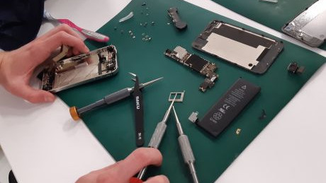 zerlegtes Handy reparieren