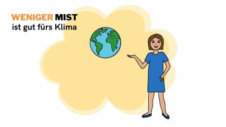 Eine Frau zeigt auf die Erdkugel