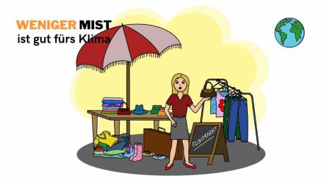 Frau verkauft am Flohmarkt