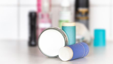 verschiedene Deo-Produkte von der Seite