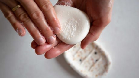 Seifenshampoo in nassen H&auml;nden