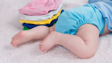 Baby mit blauer Stoffwindel