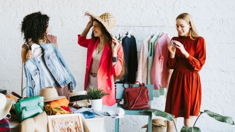 Frauen auf Kleidertauschparty