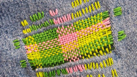 mit bunten F&auml;den reparierte Jeans