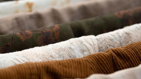 Verschiedene Textilien aus Naturfasern in erdigen Farben