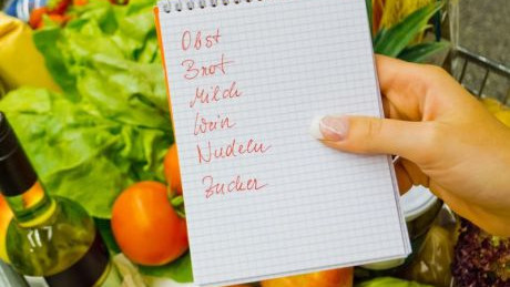 Mit der Einkausliste im Supermarkt