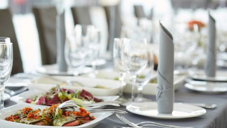 Fein gedeckter Tisch im Restaurant