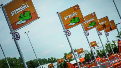 Tafeln am Mistplatz f&uuml;r die Sperrm&uuml;llsortierung