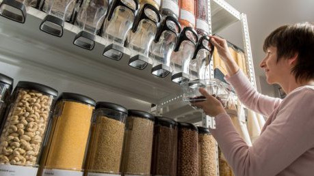 Kundin beim Einkaufen im verpackungsfrei Laden