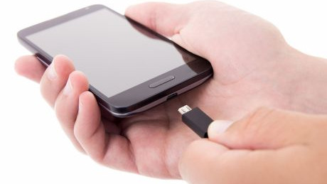 Smartphone wird ans Ladekabel angesteckt.