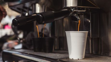 Kaffeemaschine f&uuml;llt Kaffee in den myCoffeeCup
