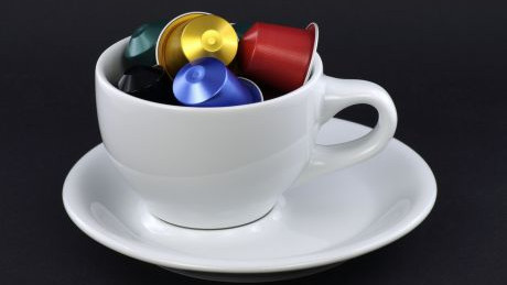 Kaffeetasse gef&uuml;llt mit Alukapseln