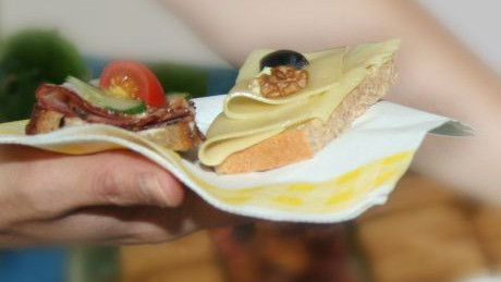 Br&ouml;tchen vom Buffet nehmen