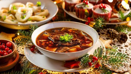 Schwammersuppe am weinhnachtlich gedeckten Tisch