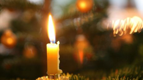 Kerze am Christbaum
