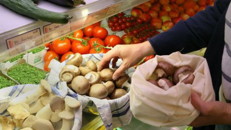 Gem&uuml;seinkauf mit dem Stoffsackerl in der mass-greisslerei.at