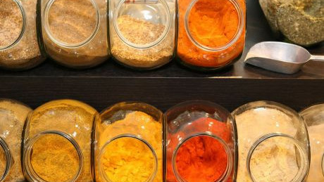 Gew&uuml;rze im Glas in der mass-greisslerei.at