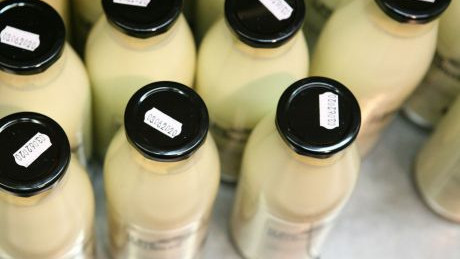 Mehrweg-Milchflasche in der mass-greisslerei.at