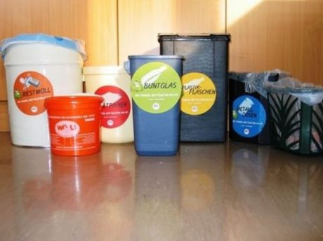 Mistkübel für unterschiedlichen Abfall beschriftet mit passenden Aufklebern