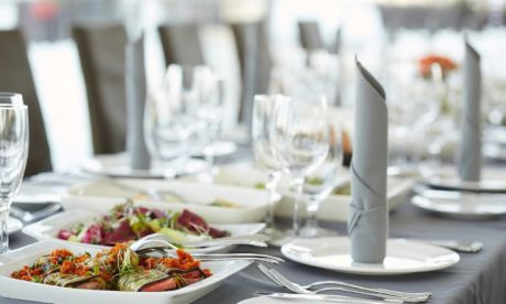 Bild vergrößern Fein gedeckter Tisch im Restaurant