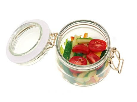 Gedünstetes Gemüse in einem Einmachglas