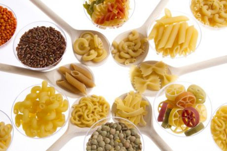 Verschiedene Getreideprodukte auf Kochlöffeln präsentiert.