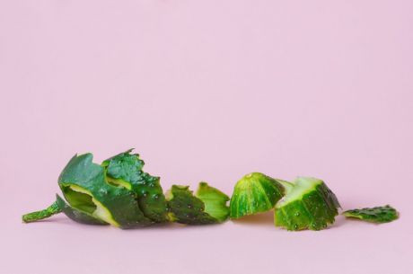 geschnittene Gurke und Gurkenschale