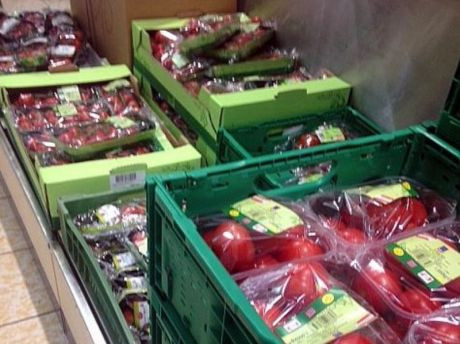 wiederverwendbare Transportkisten im Supermarkt