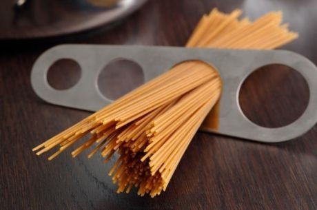 Ein Portion ungekochter Nudeln wird abgewogen.