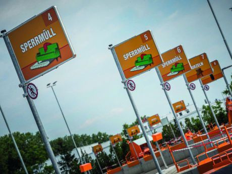 Tafeln am Mistplatz f&uuml;r die Sperrm&uuml;llsortierung
