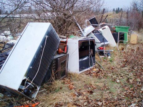 illegale Sperrm&uuml;ll-Ablagerung: K&uuml;hlger&auml;te in der Natur
