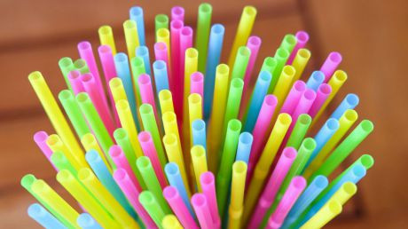 Trinkhalme aus Plastik &ndash; Ein Produkt, das bald nicht mehr zu finden sein wird. 